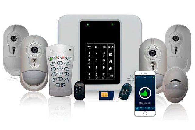 Un sistema de seguridad con un teléfono celular y un control remoto.