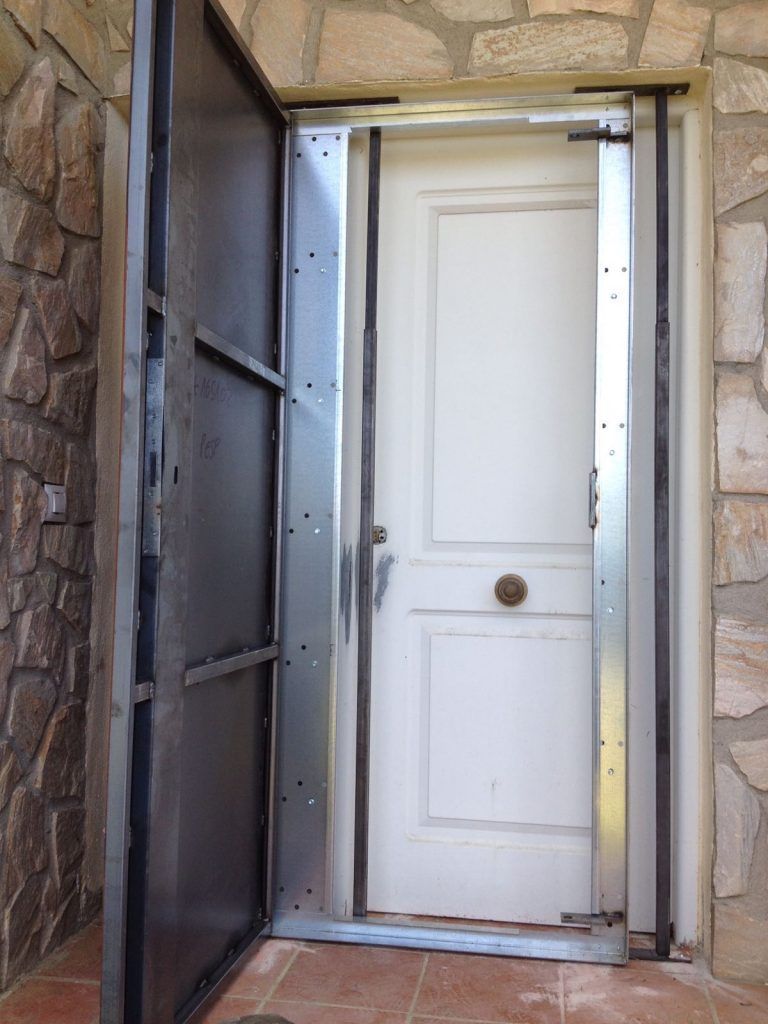 Un hombre con gafas está trabajando en una puerta.