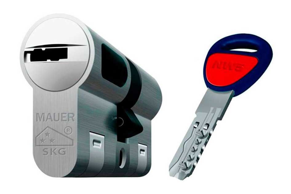 Un cilindro mauer skg junto a una llave