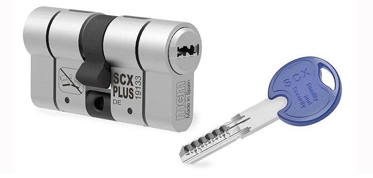 Un primer plano de una llave y un cilindro sobre un fondo blanco.