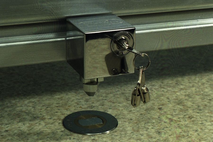 Un hombre con gafas está trabajando en una puerta.