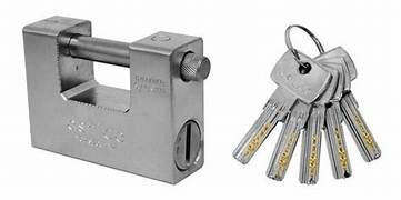 Un candado y un manojo de llaves sobre un fondo blanco.