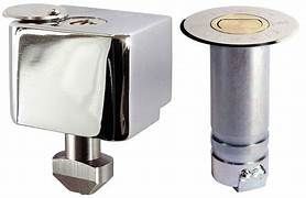 Un primer plano de dos objetos metálicos sobre un fondo blanco.