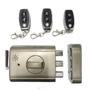 Una cerradura de puerta de acero inoxidable con tres controles remotos adjuntos.