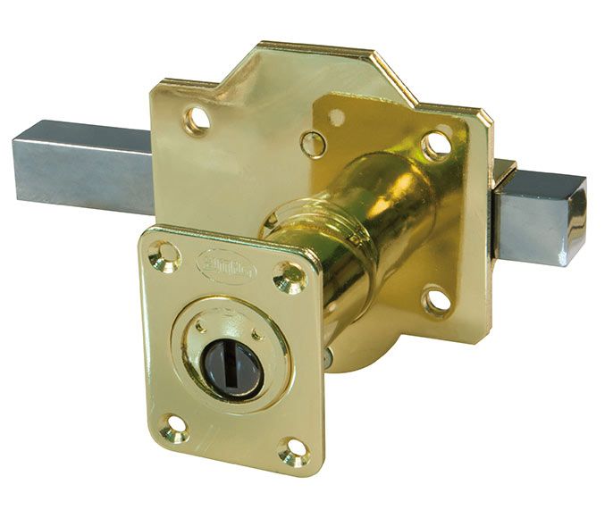 Un hombre con gafas está trabajando en una puerta.