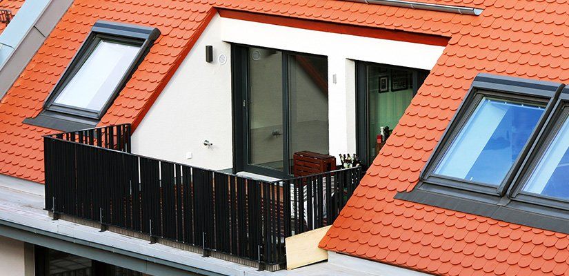 Une terrasse sur une toiture en tuiles rouges