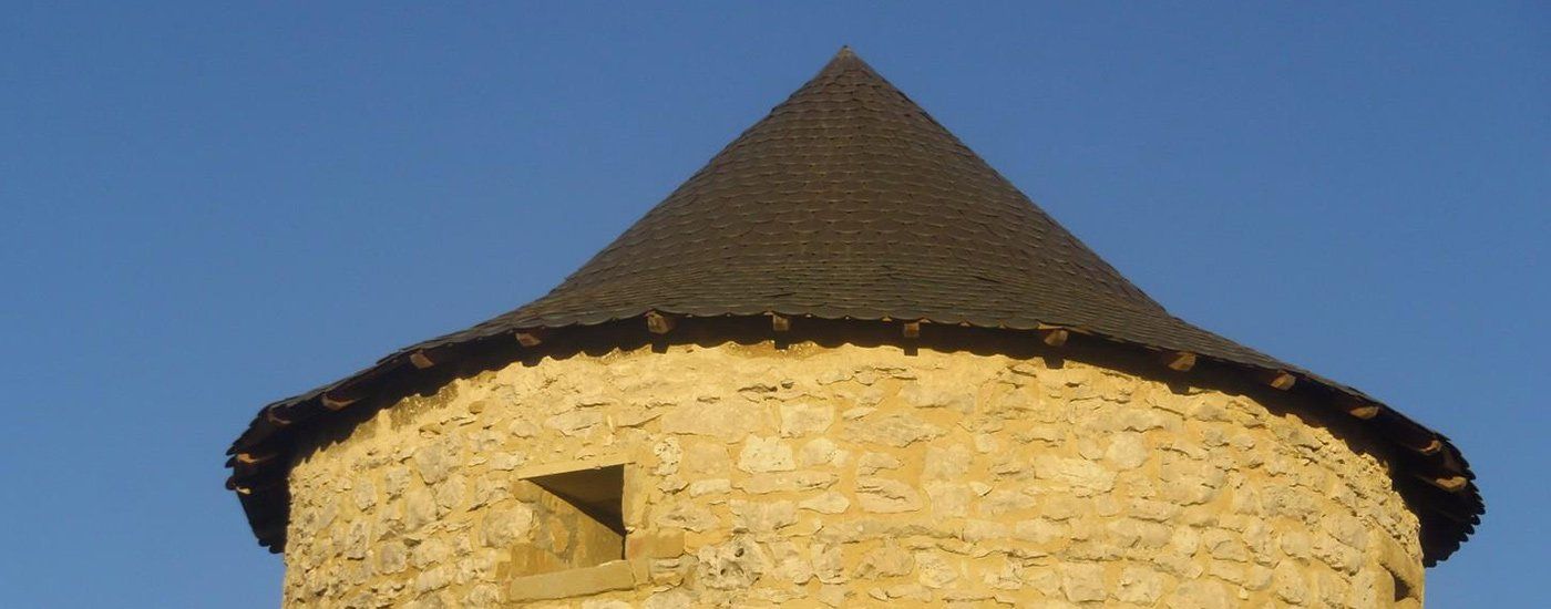 La toiture d'une tour datant du Moyen-Âge