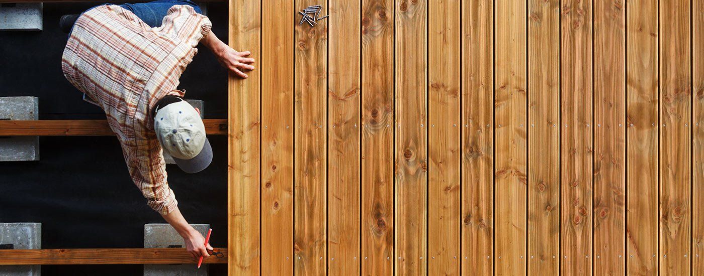 Un artisan qui installe une terrasse en bois