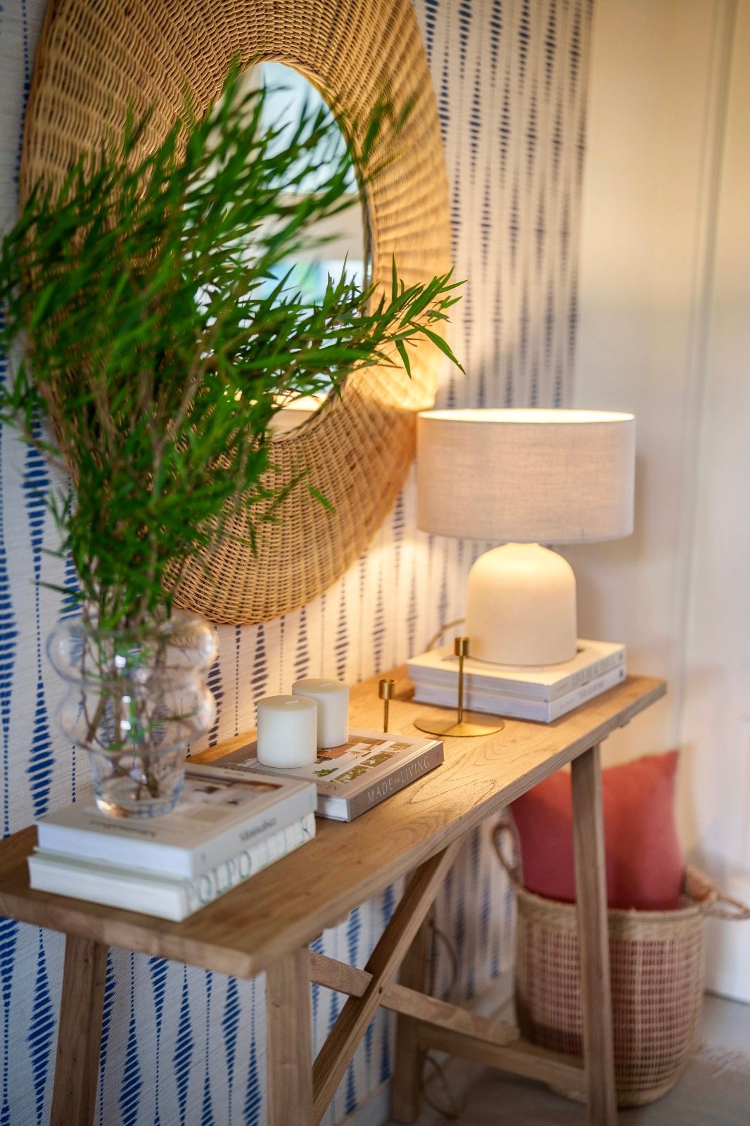 Estante de cocina con decoración: estampado de cactus, plantas pequeñas, cuencos y obras de arte enmarcadas.