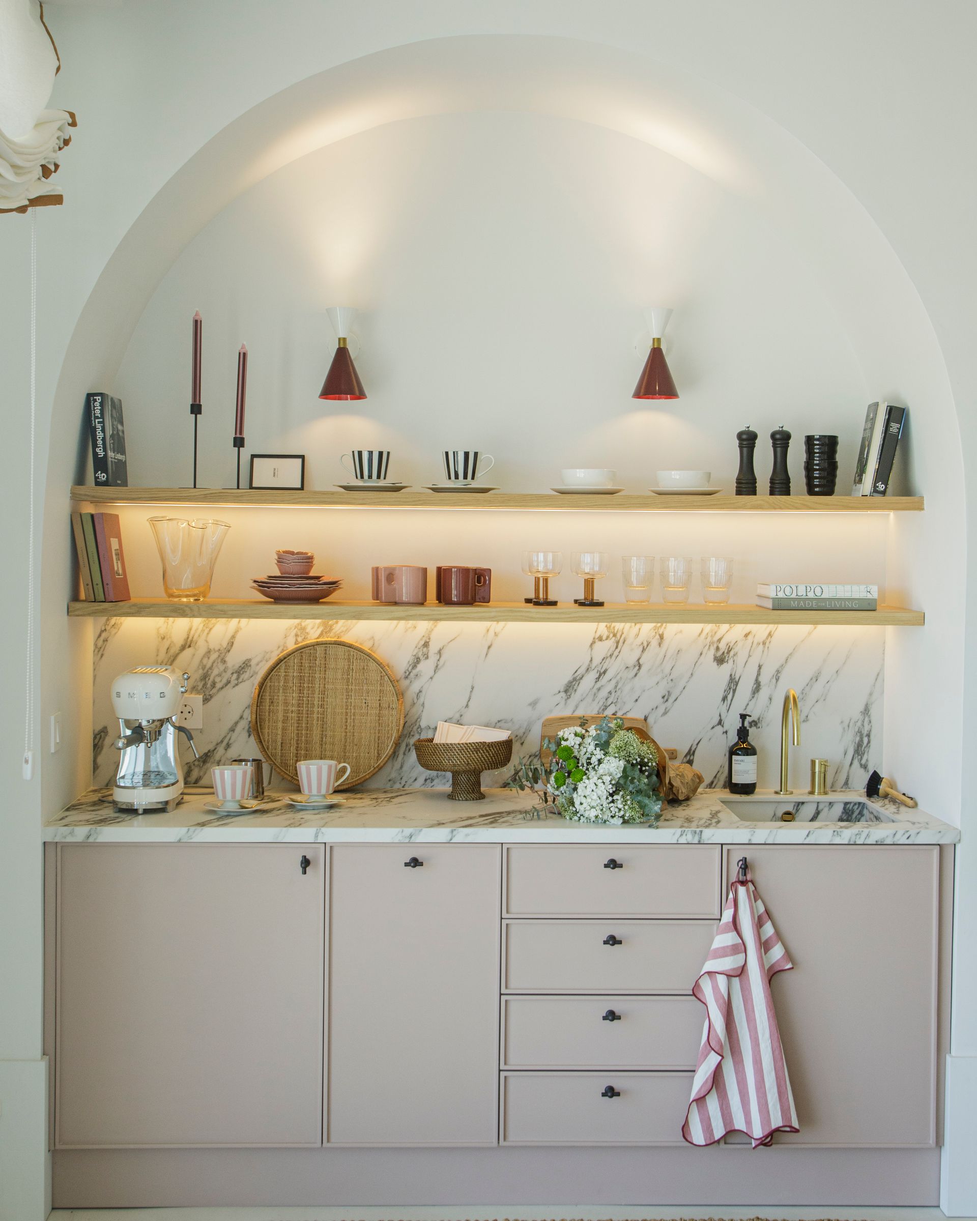 Espacio de oficina moderno con mesa redonda, sillas y grandes ventanales con vistas a la ciudad.