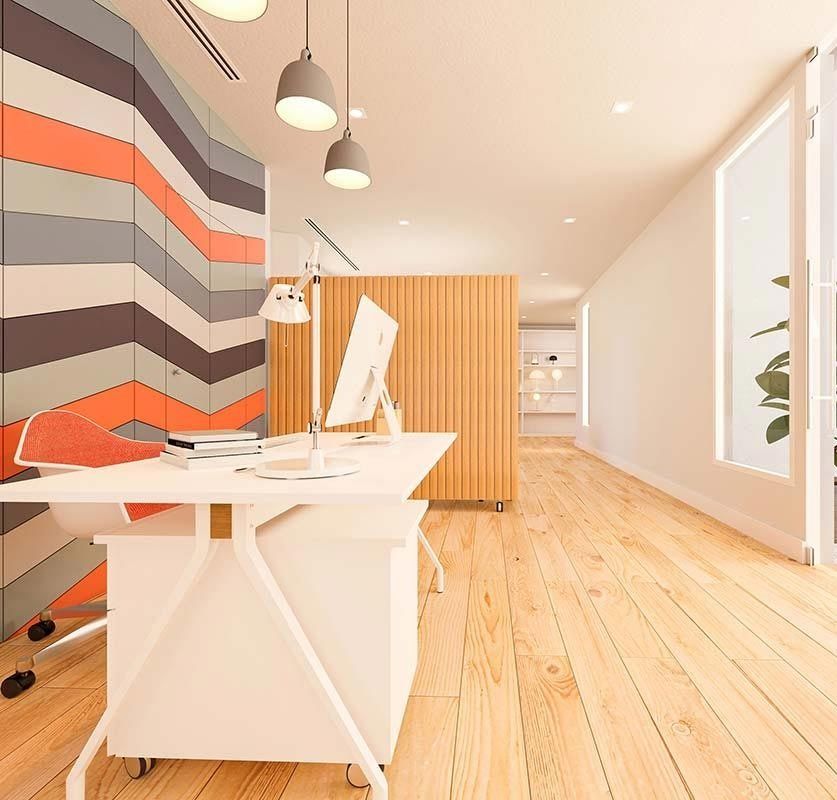 Oficina moderna con escritorio blanco, silla naranja y pared con acento colorido. Suelo de madera y luz natural.