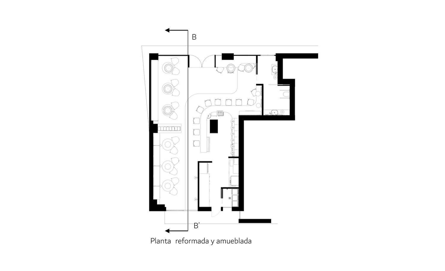 Plano de un local comercial con zona de estar, barra y áreas de servicio.