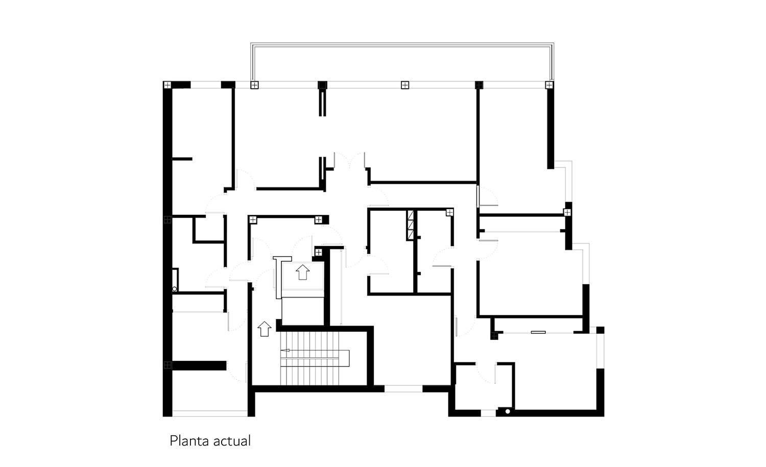 Plano arquitectónico de un edificio con varias estancias, pasillos y escalera, en blanco y negro.
