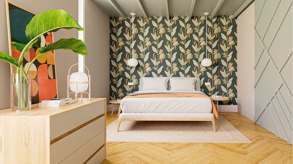 Dormitorio con cama, papel tapiz floral, cómoda de madera, planta grande y lámparas decorativas.