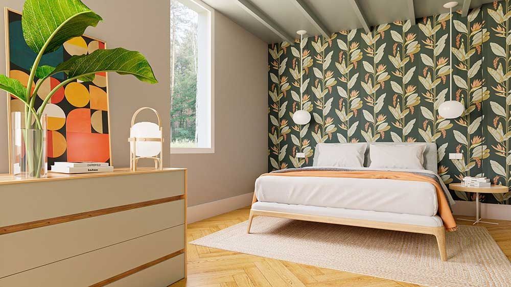 Dormitorio con papel pintado estampado, cama de madera clara, arcón y ventana.