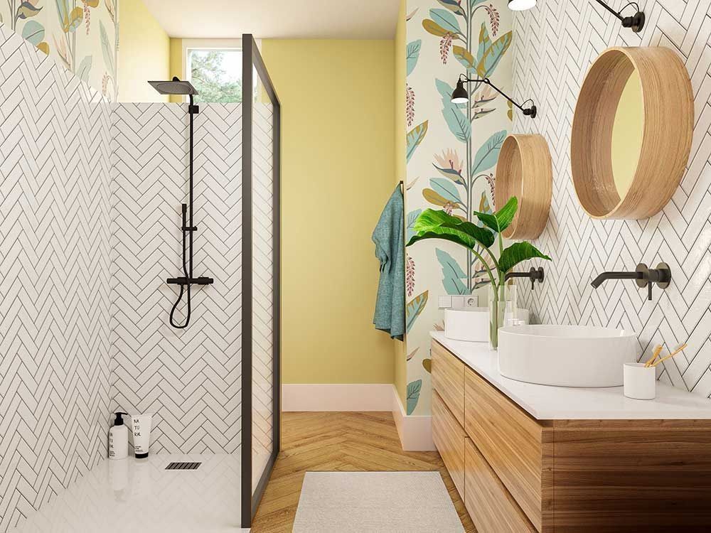 Baño con ducha, tocador, azulejos estampados, paredes amarillas, suelos de madera.