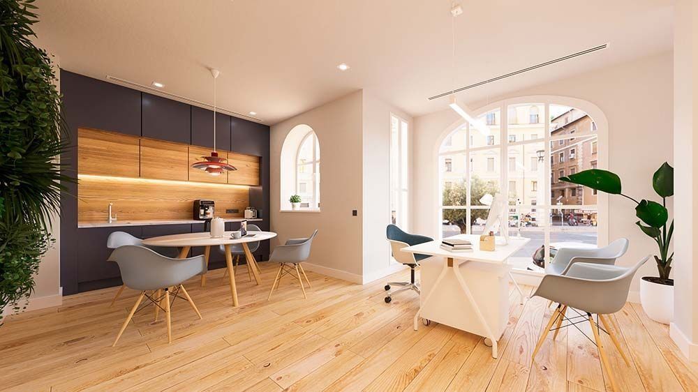 Oficina moderna con pisos de madera, escritorios, sillas y grandes ventanas arqueadas con vista a la ciudad.