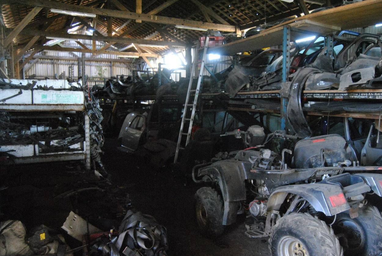 Intérieur de la casse Recycle Autos