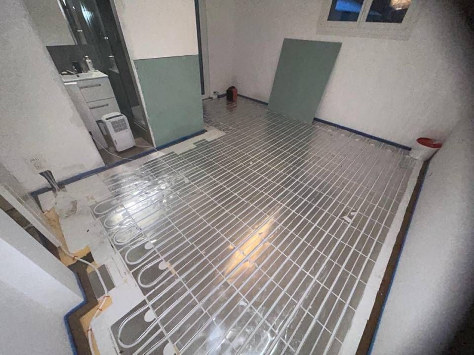 Une chambre avec un chauffage au sol