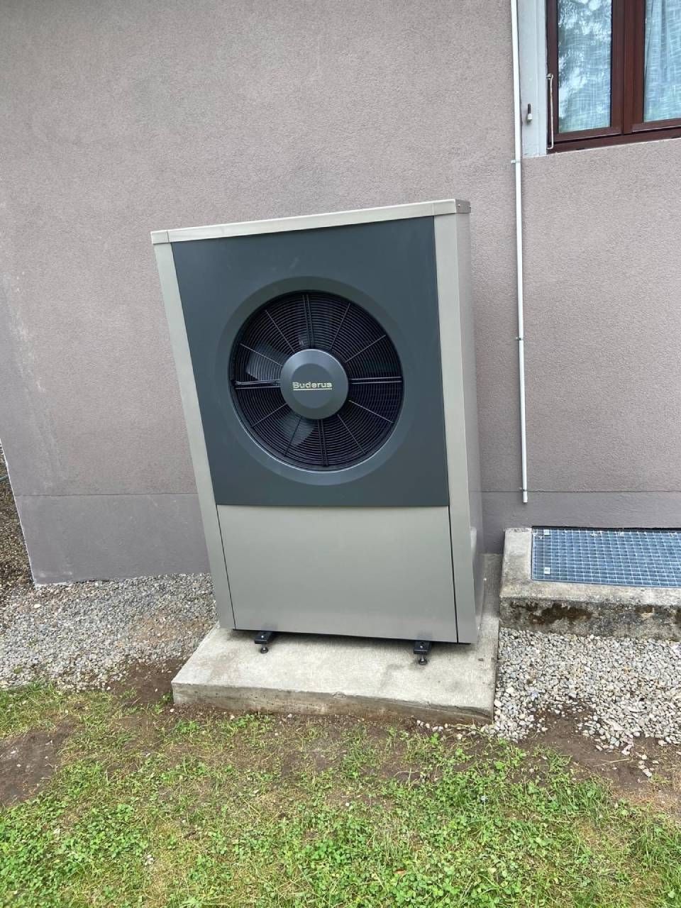 Un grand climatiseur est installé sur le côté d'un bâtiment.