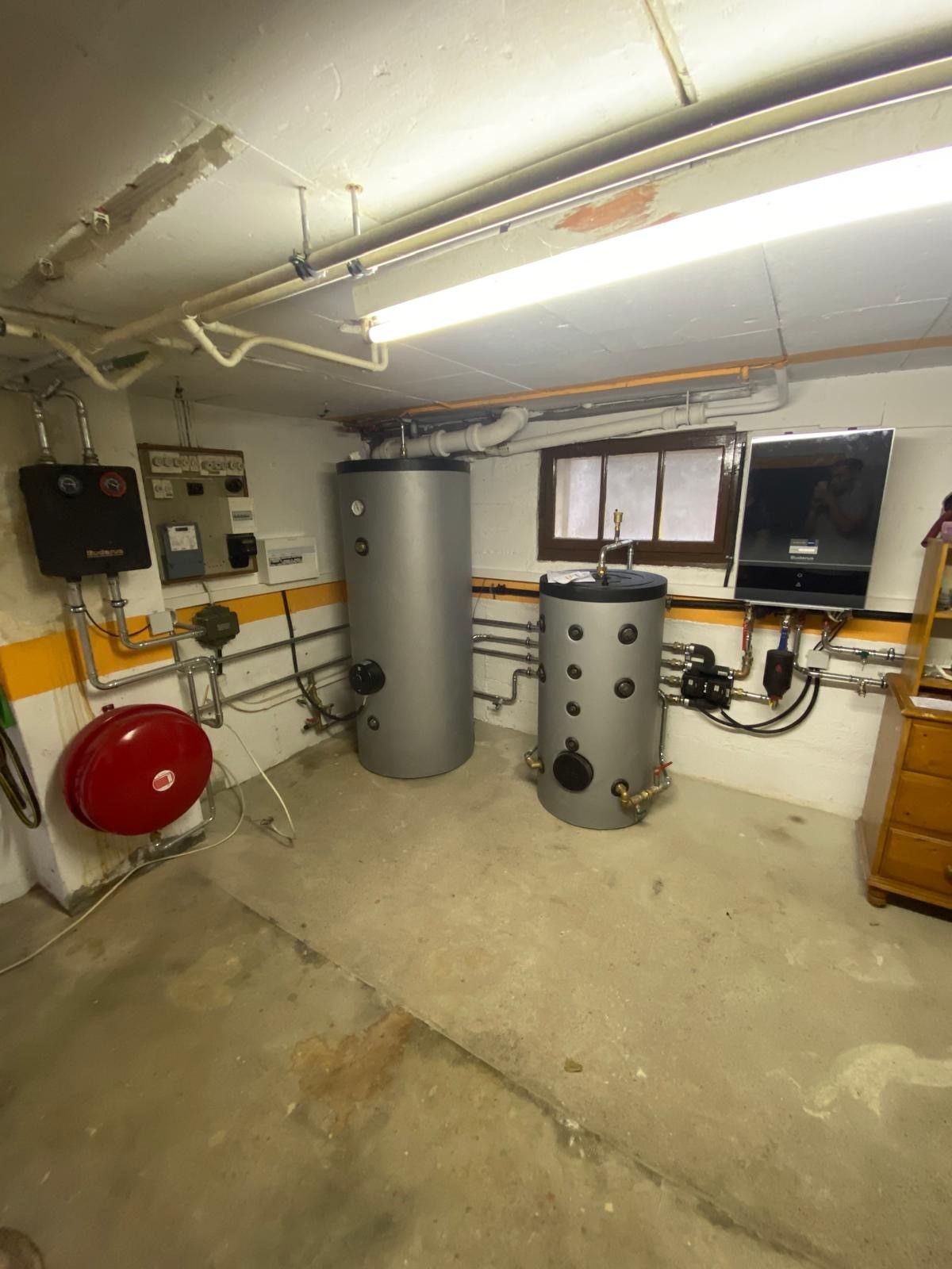 Une pièce avec deux chauffe-eau et une fenêtre.