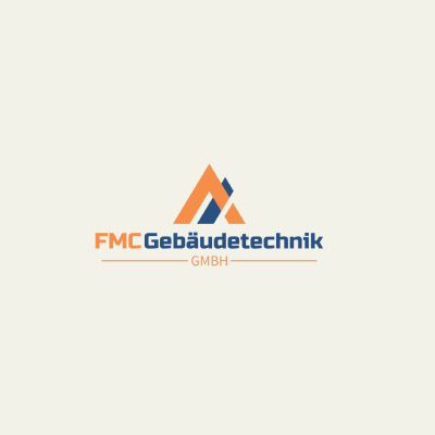 Logo für FMC Gebäudetechnik, ein Ingenieurbüro, mit einem orange-blauen abstrakten „A“-Symbol. Der Text ist orange und blau.