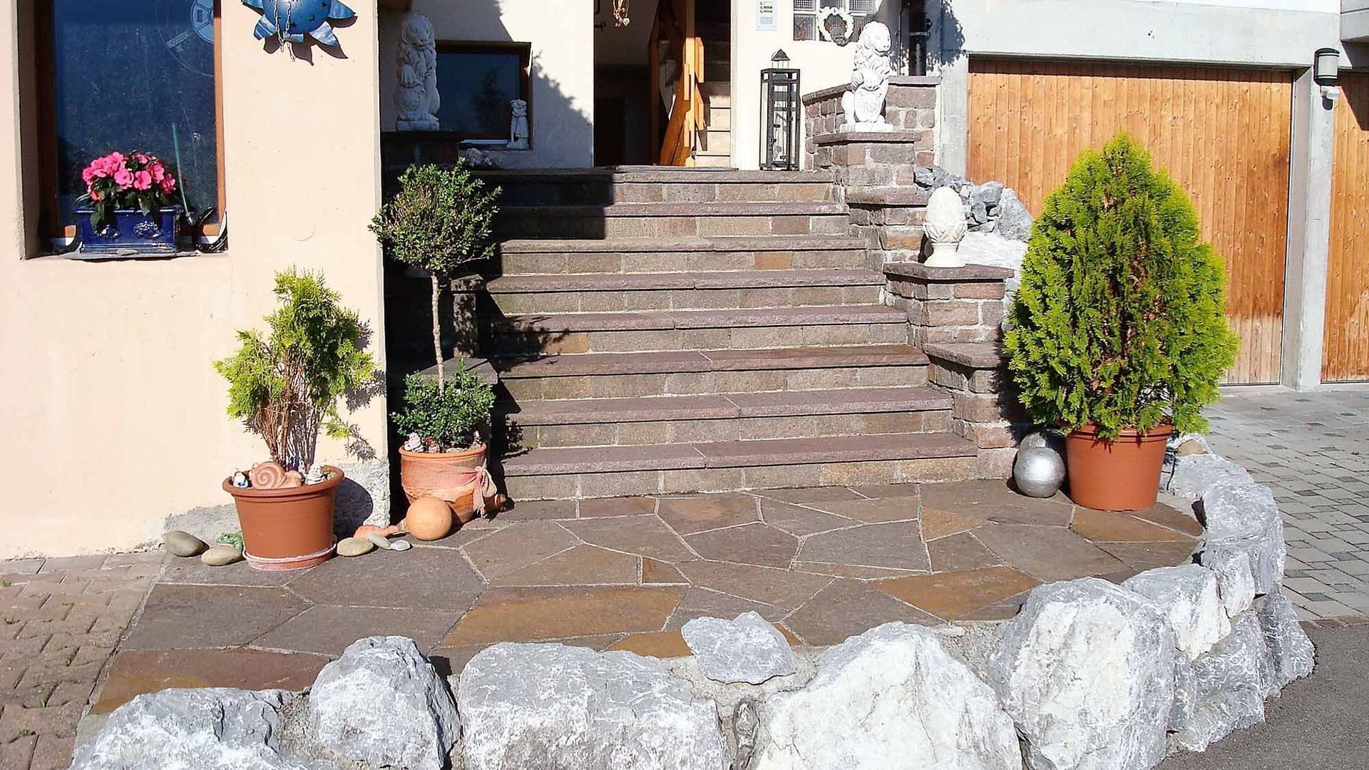 Hauszugang aus Naturstein - Bowee Gartenbau AG