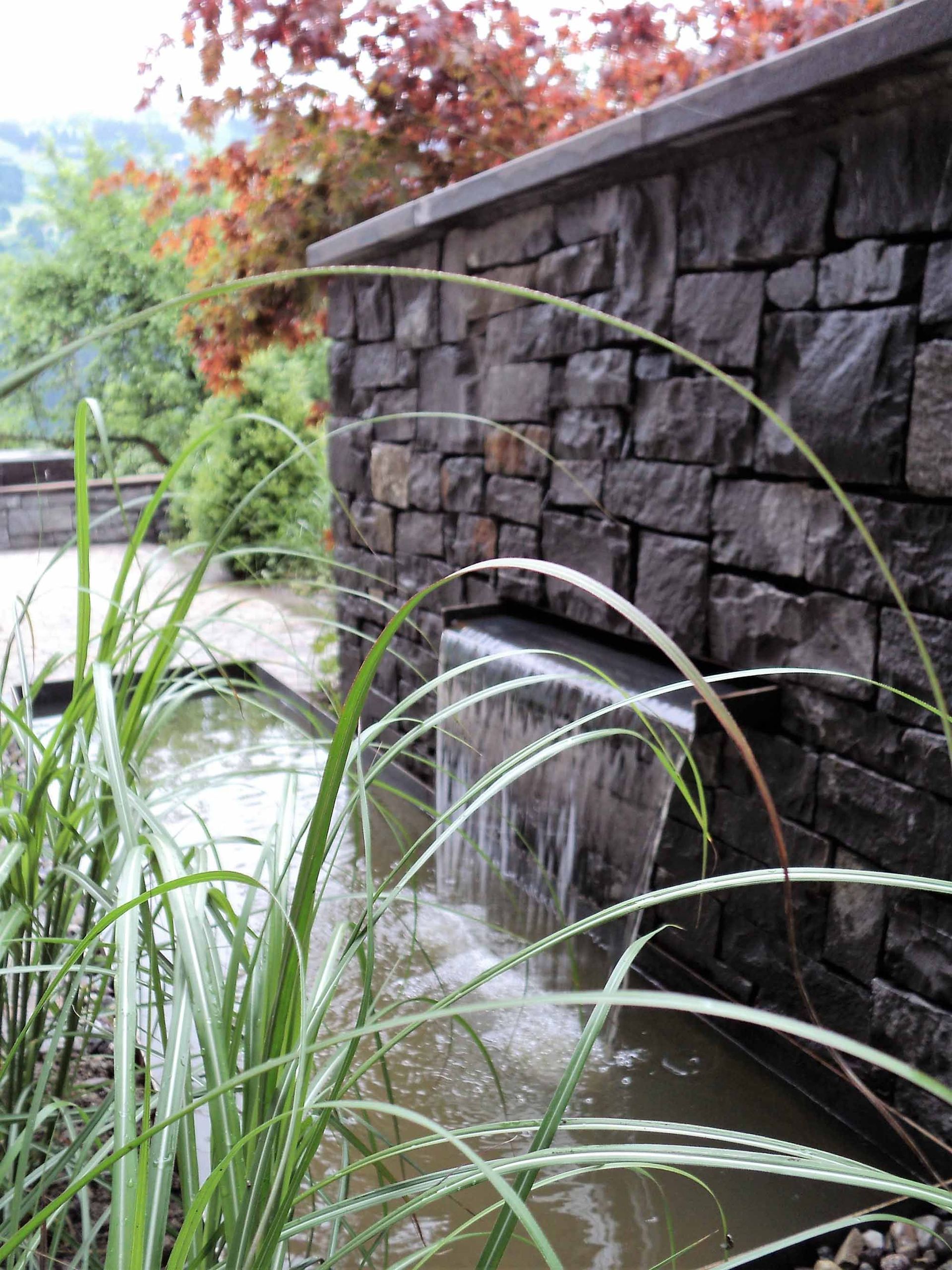 Natursteinbrunnen - Bowee Gartenbau AG
