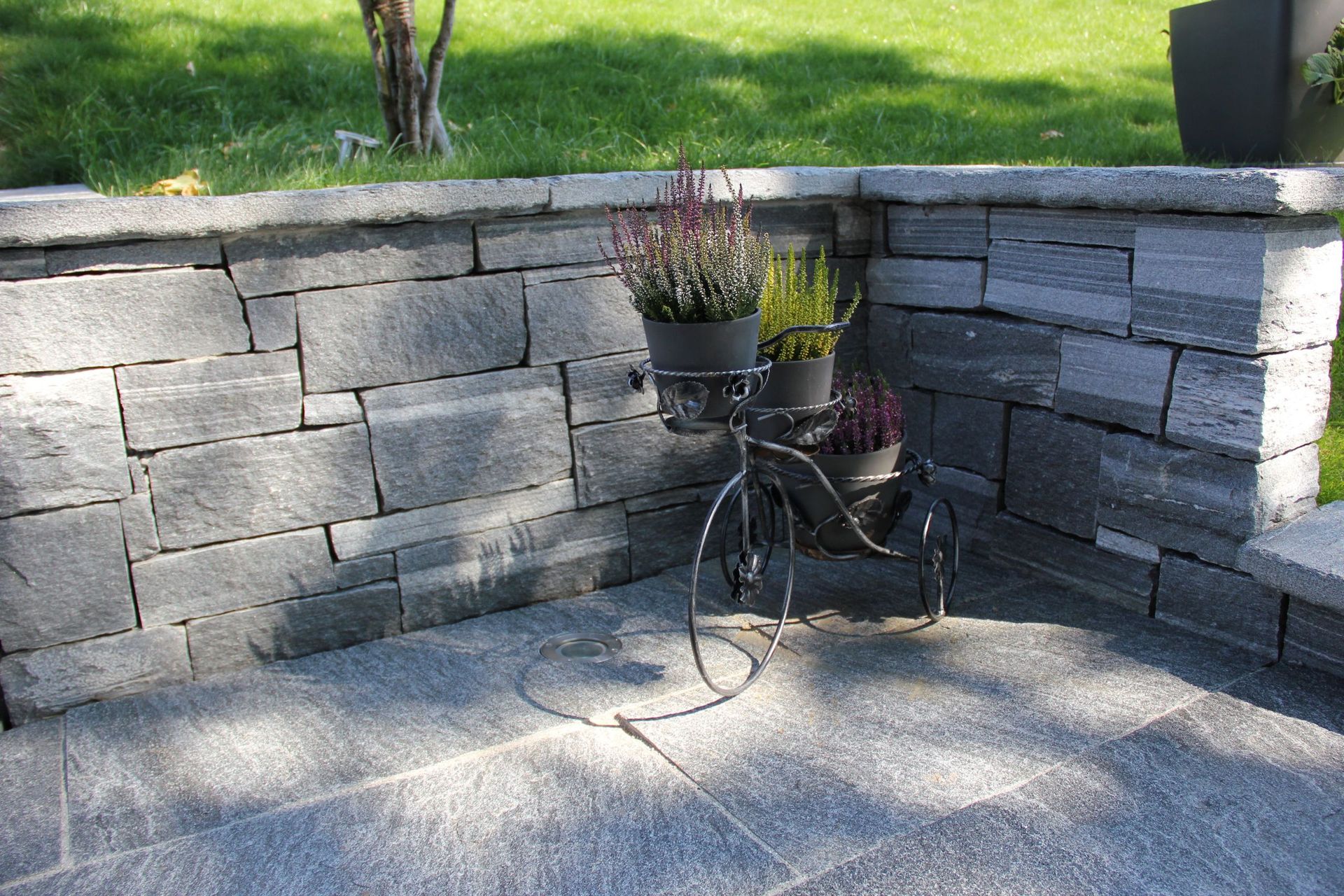 Natursteinbrunnen - Bowee Gartenbau AG