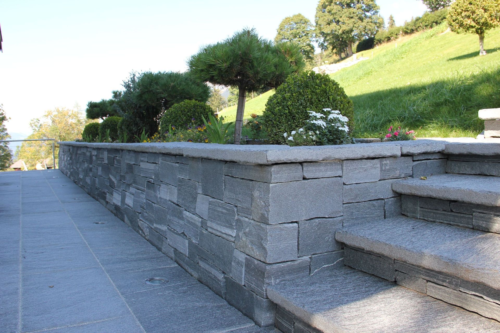 Natursteinmauer mit Bepflanzung - Bowee Gartenbau AG