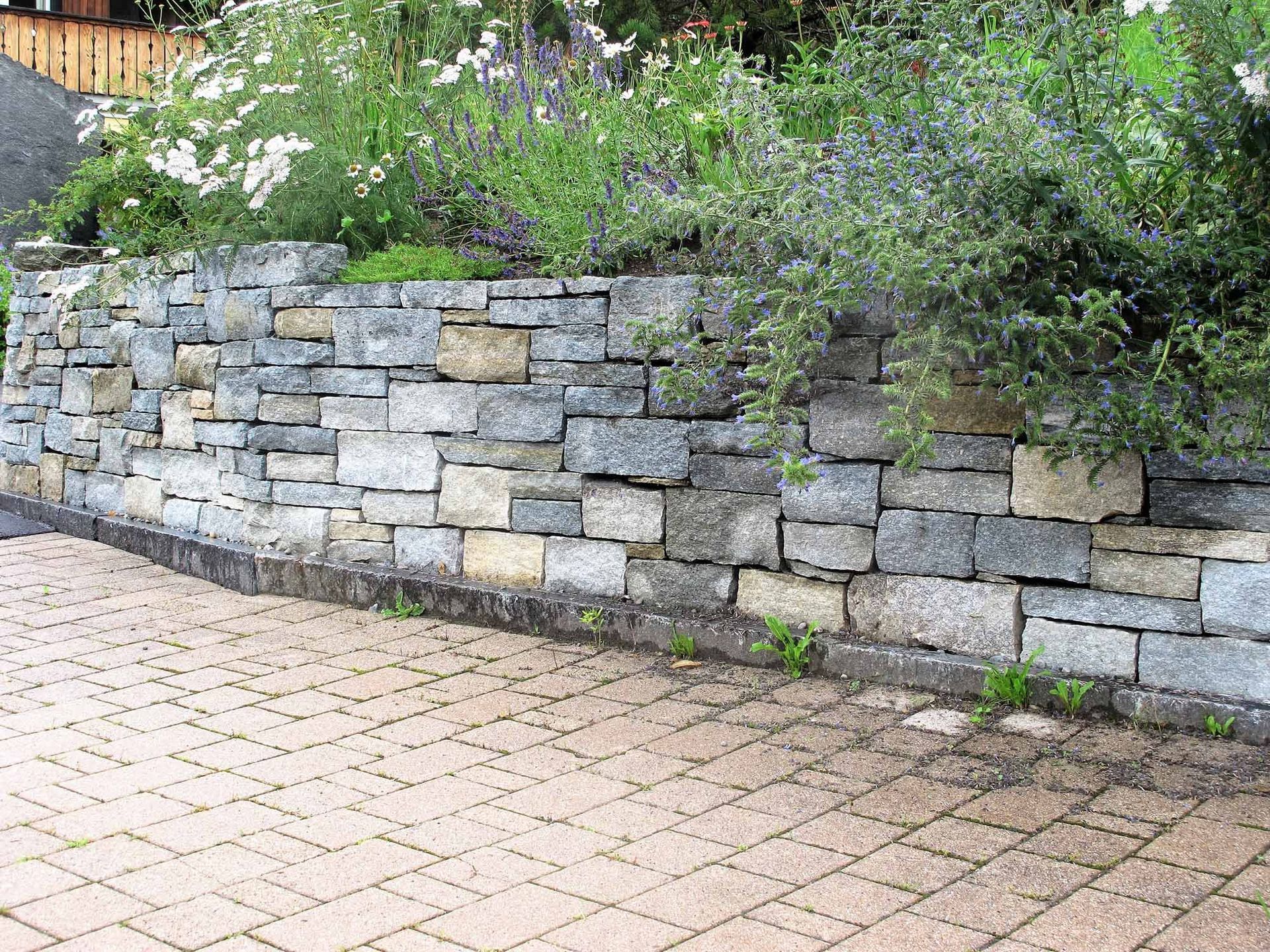 Natursteinmauer - Bowee Gartenbau AG