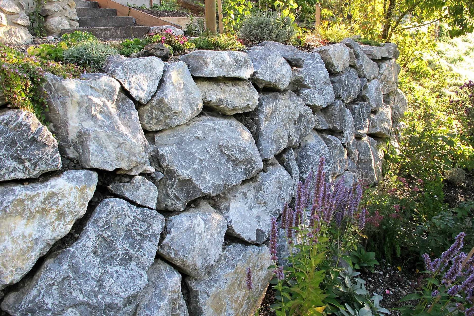 Natursteinmauer - Bowee Gartenbau AG