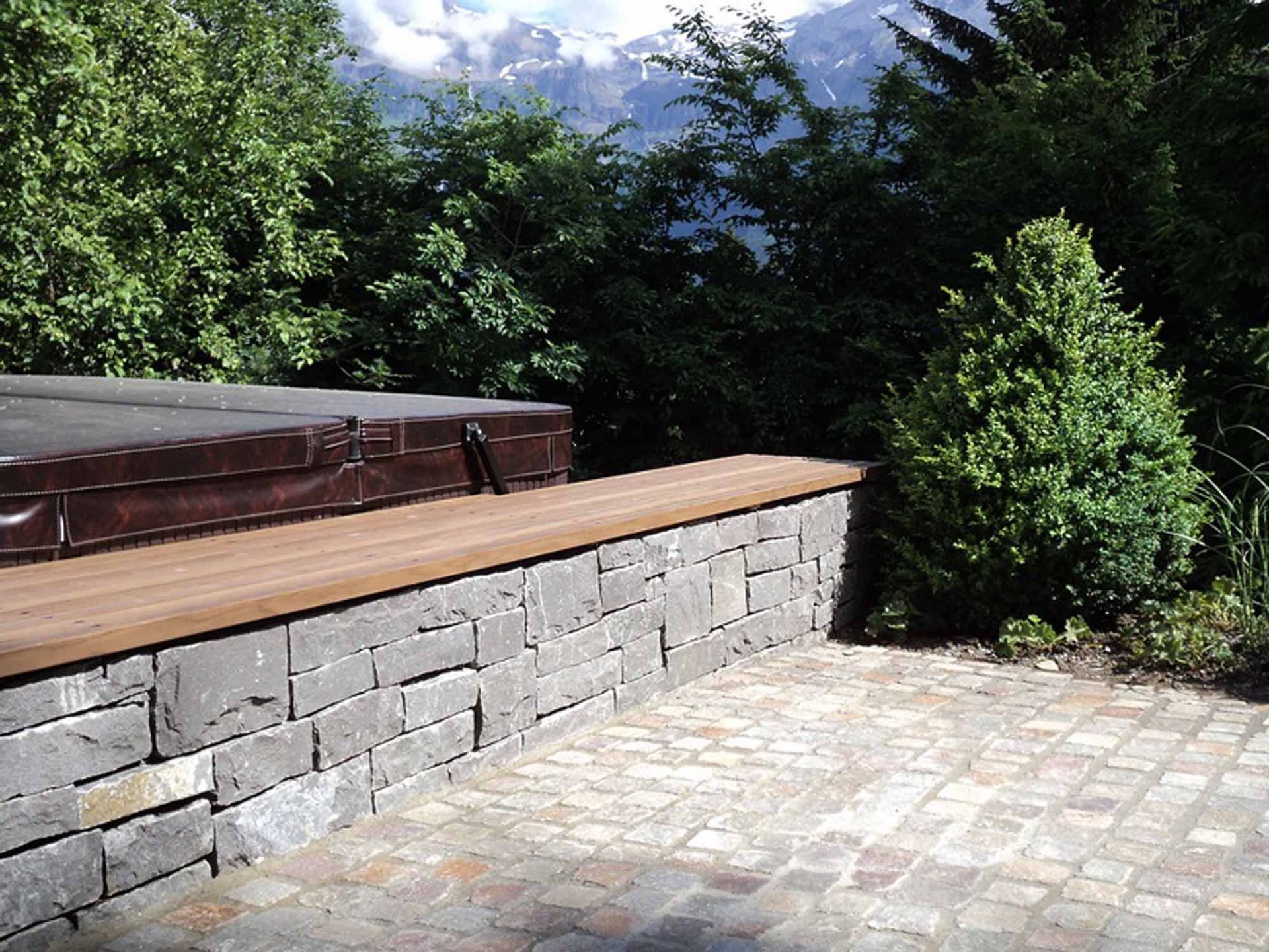 Natursteinmauer mit Sitzgelegenheit - Bowee Gartenbau AG