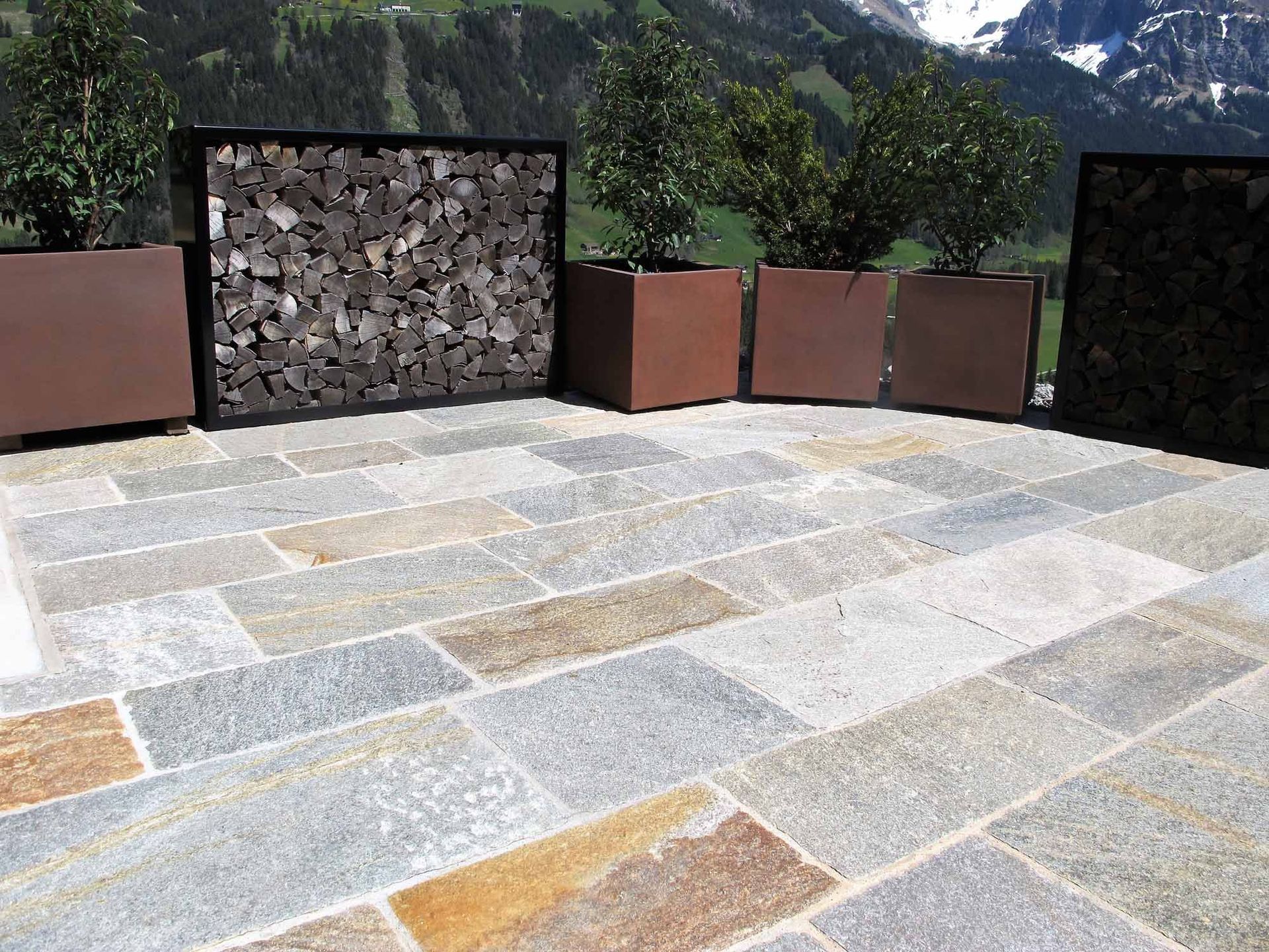 Natursteinplatten mit Sichtschutz- Bowee Gartenbau AG