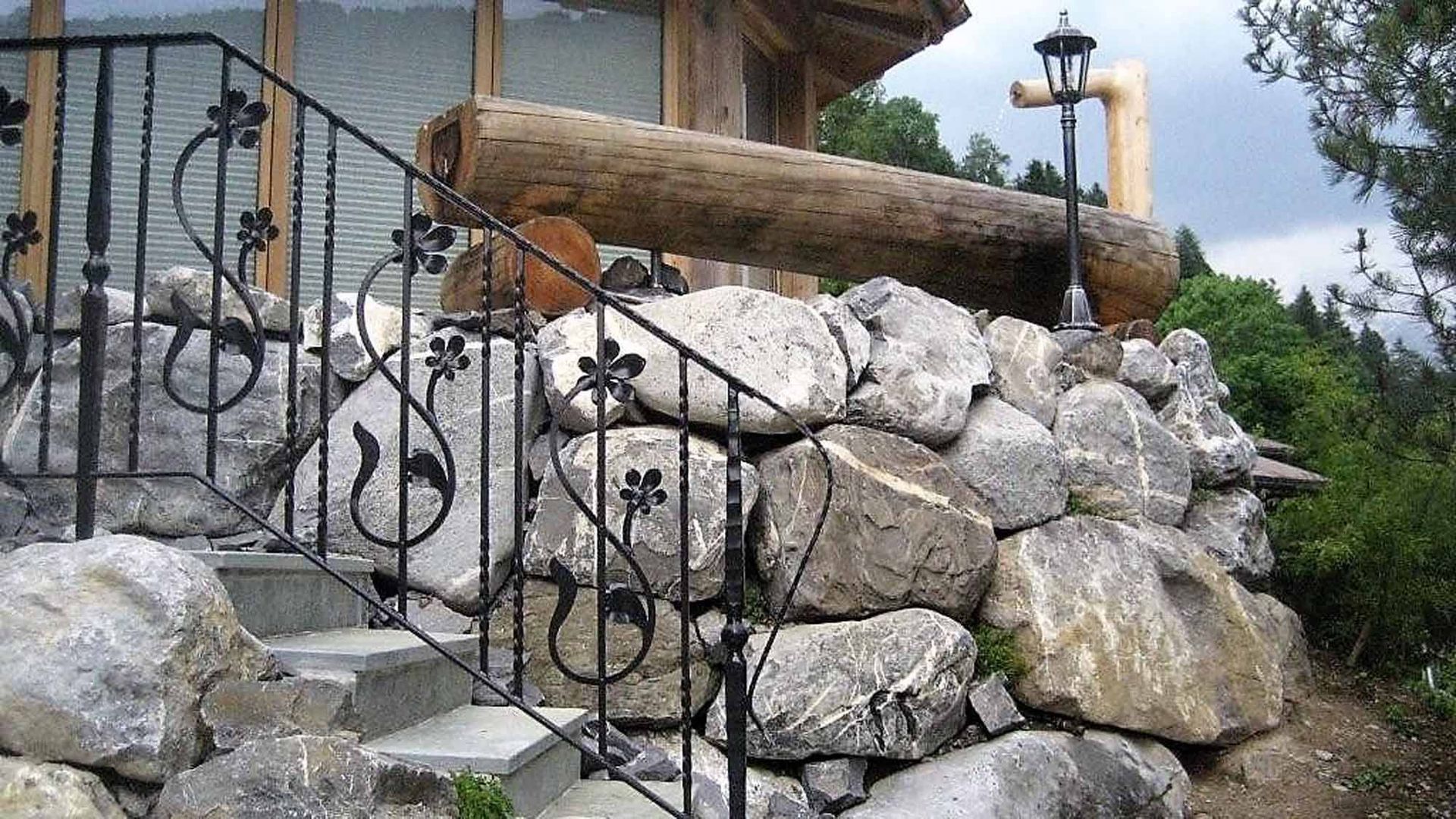 Treppe mit Natursteinmauer - Bowee Gartenbau AG