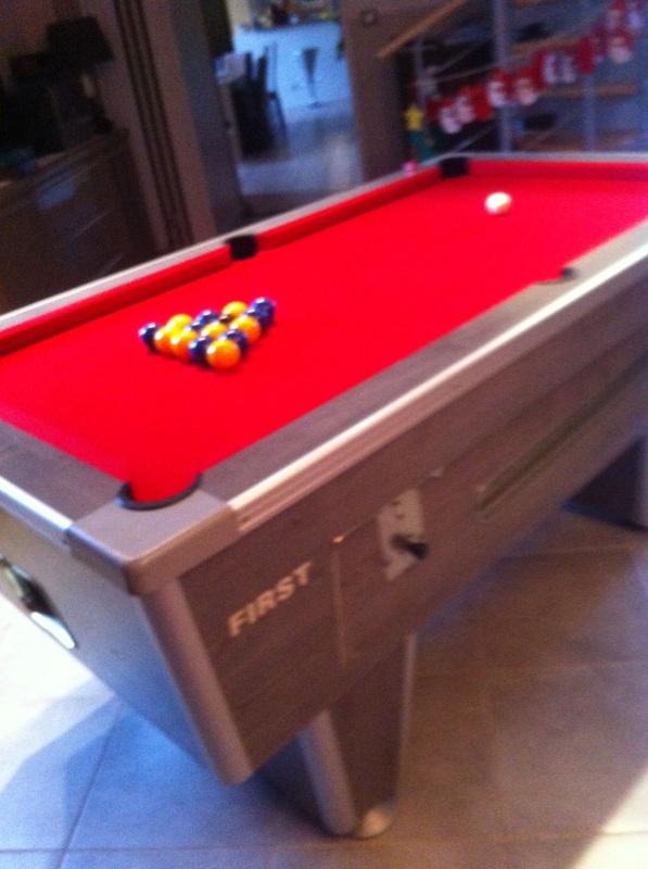 Billard tapis rouge