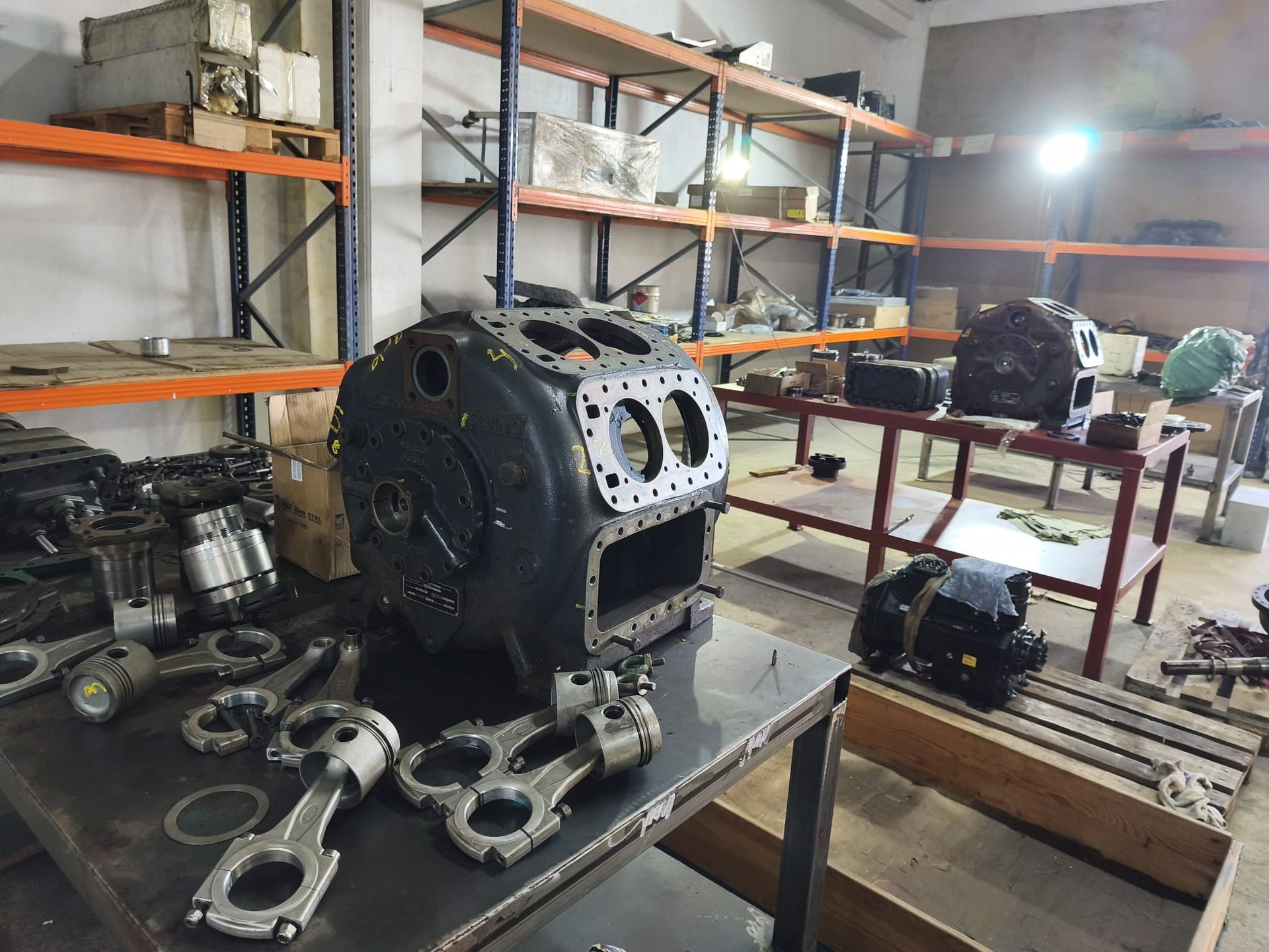 Una habitación grande con muchas puertas y ventanas.