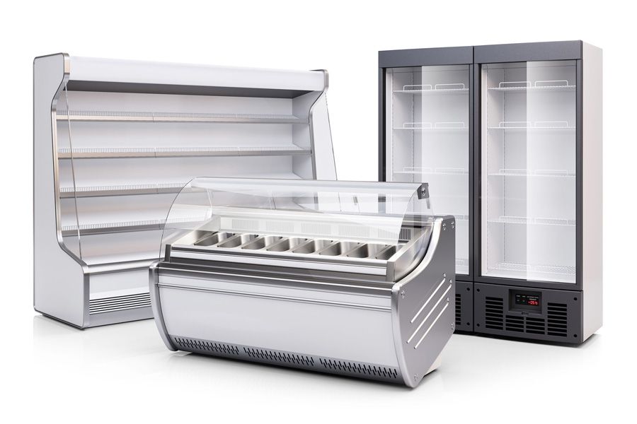 Un grupo de refrigeradores están ubicados uno al lado del otro sobre un fondo blanco.