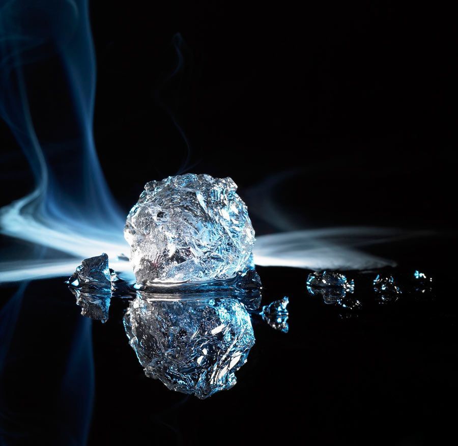 Un trozo de hielo del que sale humo.