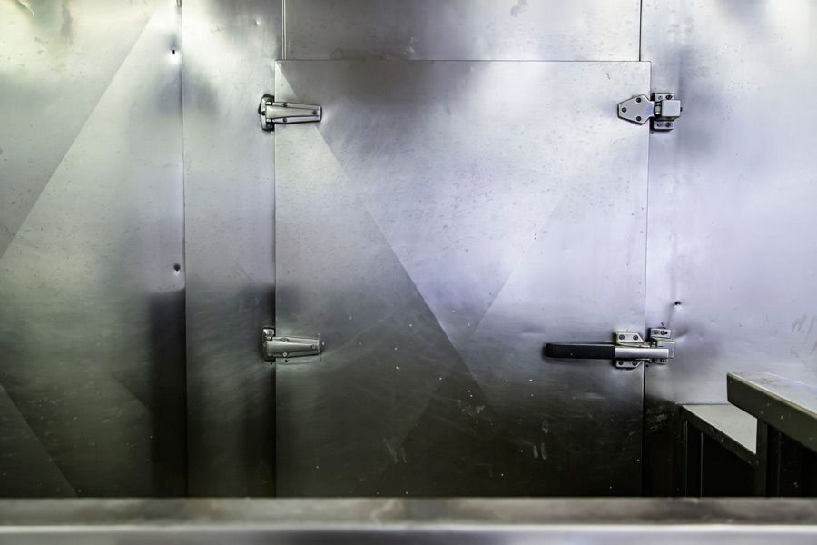 Un primer plano de una puerta de acero inoxidable en una cocina.