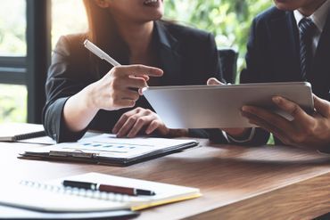 Zwei Personen beraten