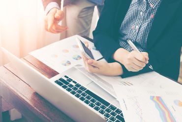 Person sitzt am Rechner