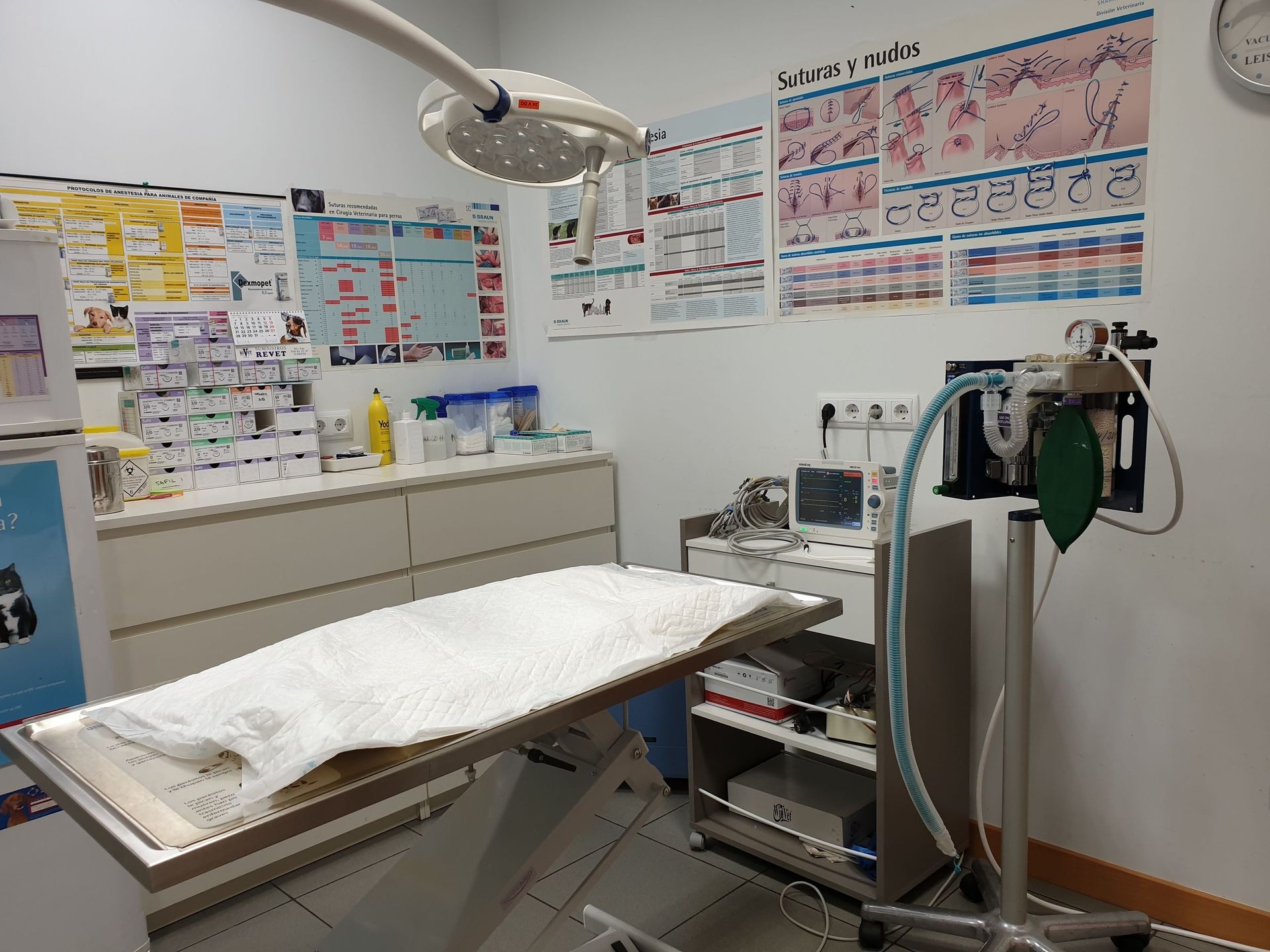 Una sala de cirugía con una mesa y una lámpara quirúrgica