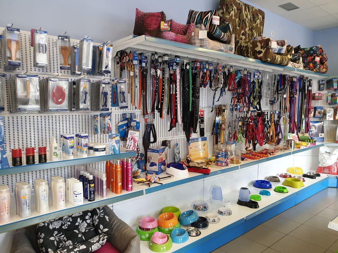 Una tienda llena de muchos artículos para perros y gatos.