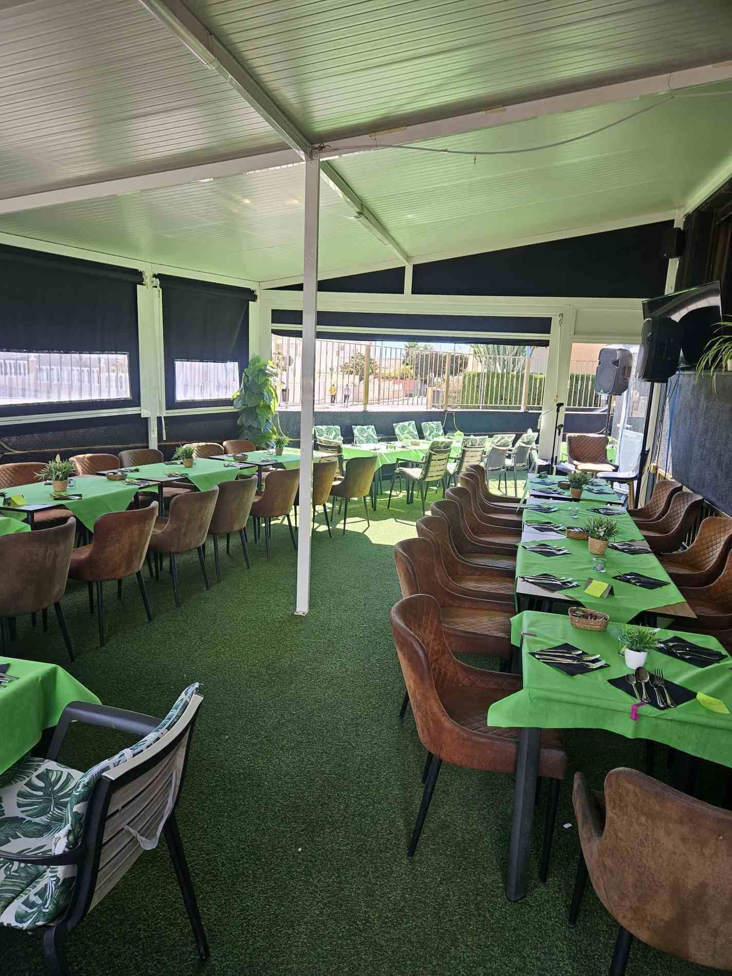 Espacio de comedor interior y exterior acondicionado para un evento.