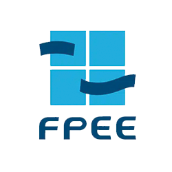 Logo avec un carré bleu divisé en quatre formes en forme de ruban bleu foncé et les lettres « FPEE » en bleu.