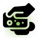 Main tenant une carte, probablement une carte de crédit ou de débit, avec effet de lueur verte.