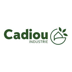 Logo Cadiou Industrie : texte vert foncé, icône de maison avec des feuilles dans un cercle.
