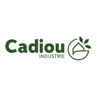 Logo Cadiou Industrie : texte vert foncé, icône de maison avec des feuilles dans un cercle.