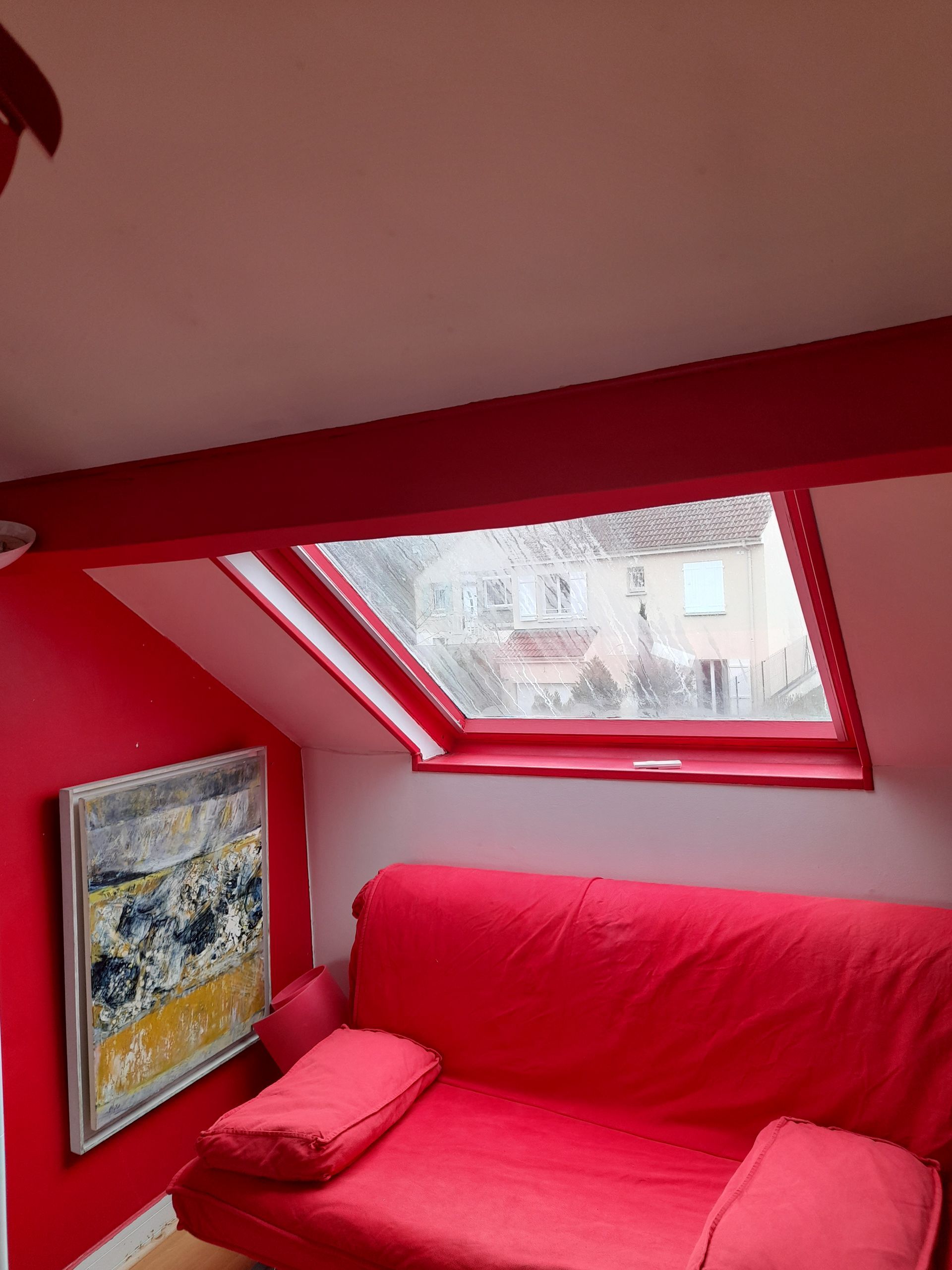 Mise en peinture rouge dans une mansarde